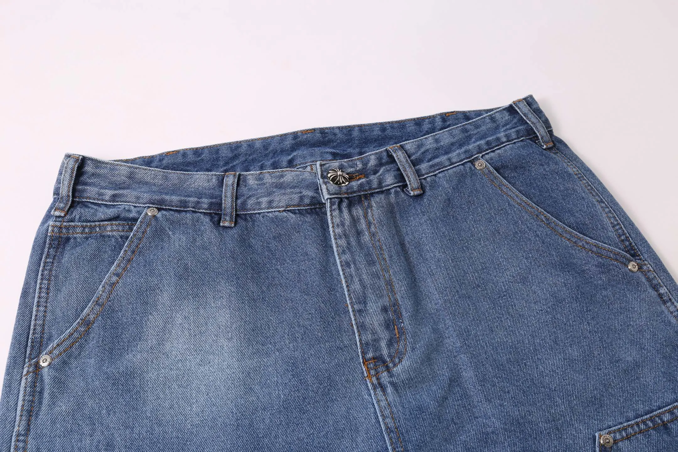 P260 Style No.: H881 Chrome Heart & Chrome Heart Blue Pants Black Metal Cross Work Jeans ChromeHearts#Design Jeans Invincible Texture Ceiling-Level Jeans Hard to Find at the Counter‼ ️ Cross patchwork leather jeans, top-notch heavy-duty washing process, calfskin laser-cut cross, distressed silver hardware, straight version to make the upper body slimmer, that lesbian style Color: blue Size: 28-30-32-34-36